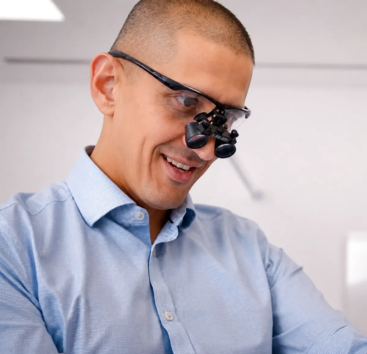 Dr Kazem Nassar wearing surgical loupes during a procedure at Waterfront Private Hospital